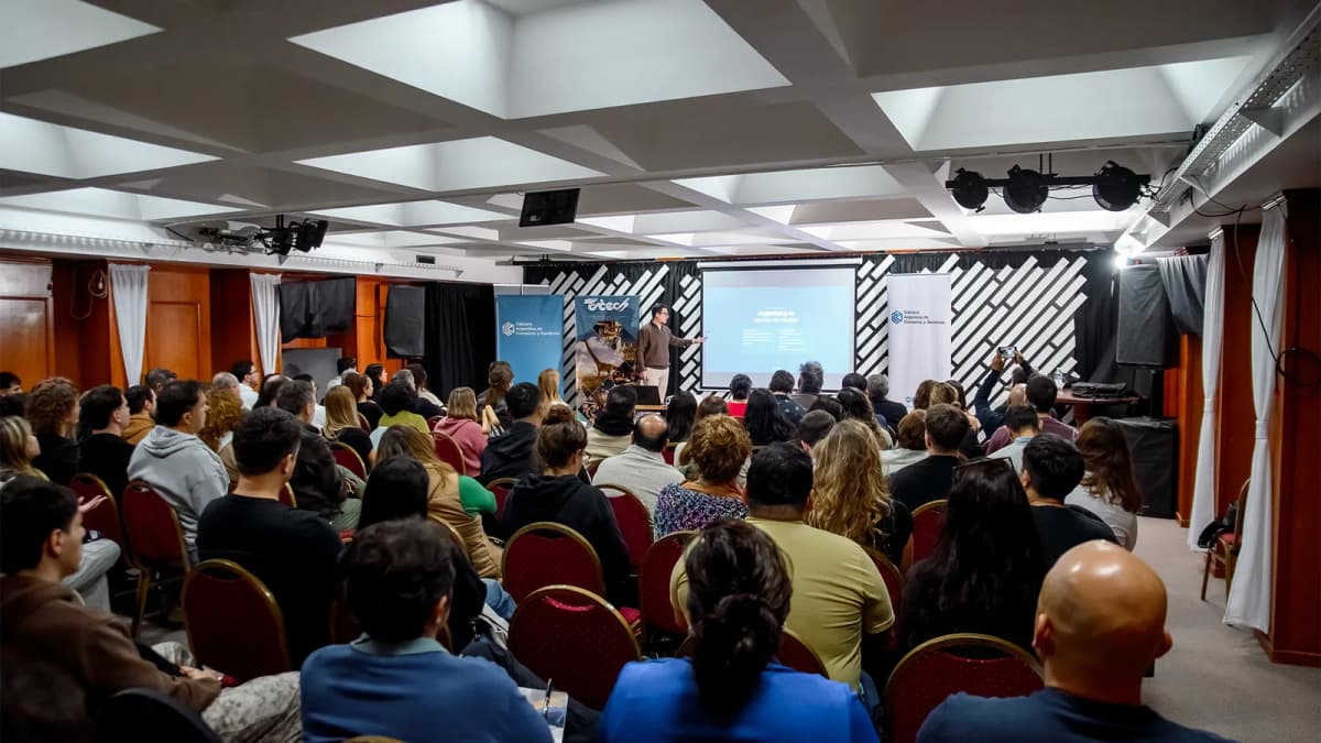 Diego Ceredi dando una charla sobre agentes de IA y negocios
