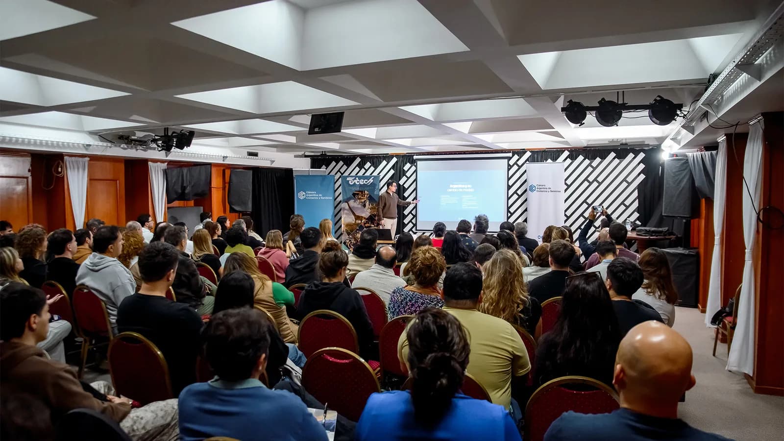 Diego Ceredi dando una charla sobre agentes de IA y negocios