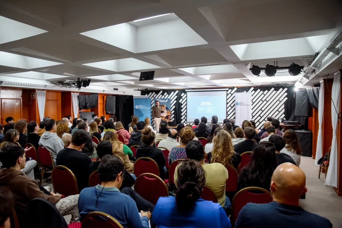 Auditorio lleno en conferencia de Diego Ceredi sobre Inteligencia Artificial — Chubut 2026