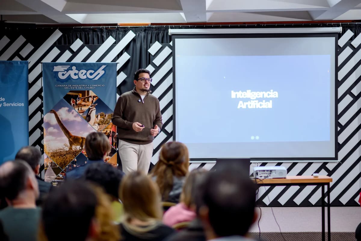 Diego Ceredi presentando sobre Inteligencia Artificial frente a empresarios del Este del Chubut