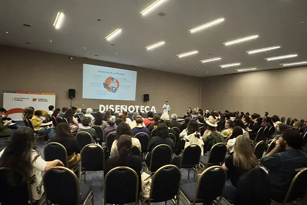 Audiencia ejecutiva en conferencia de transformación digital